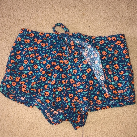 Floral shorts CUTE!! - Picture 2 of 4